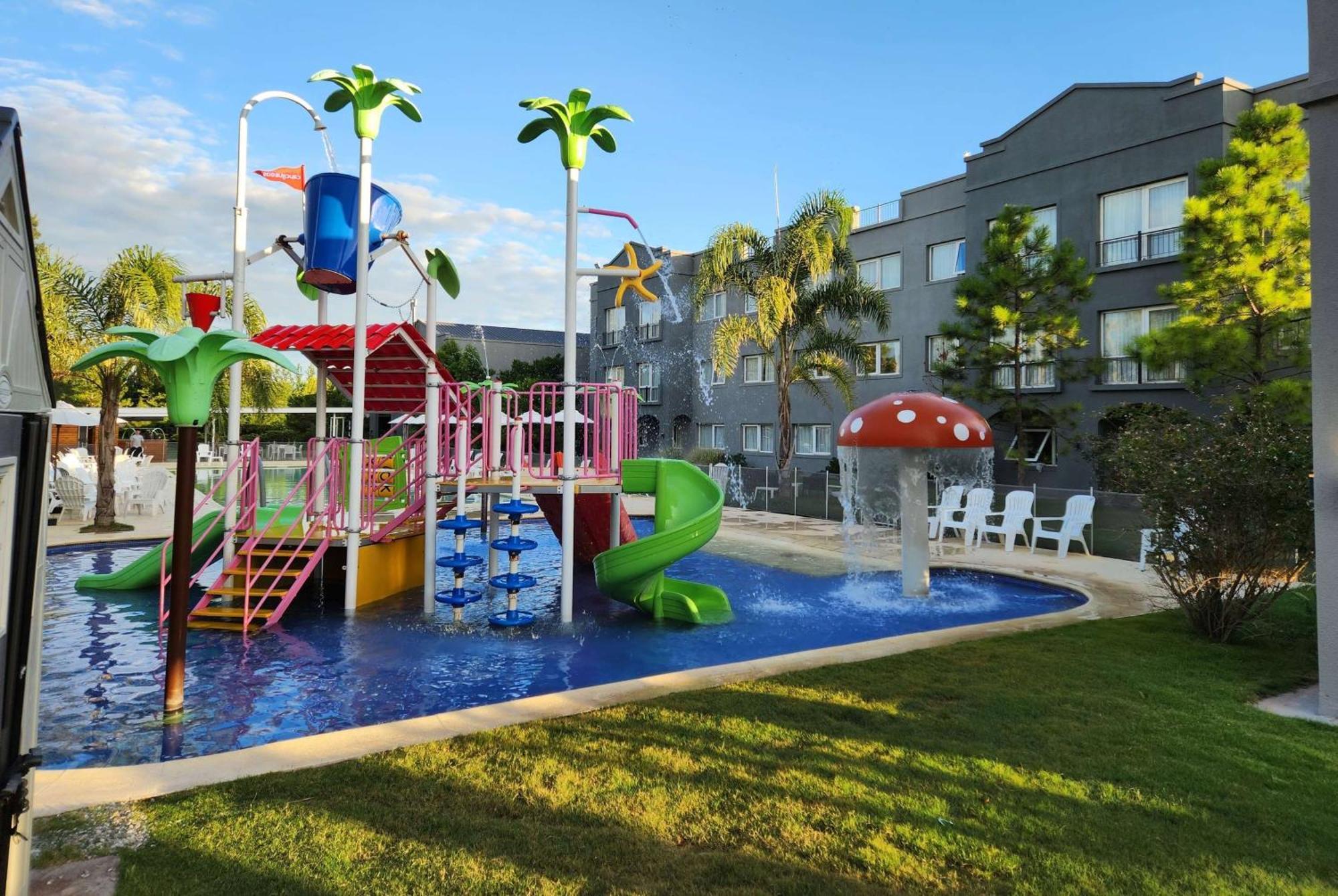 Howard Johnson Hotel & Resort Funes Exteriér fotografie
