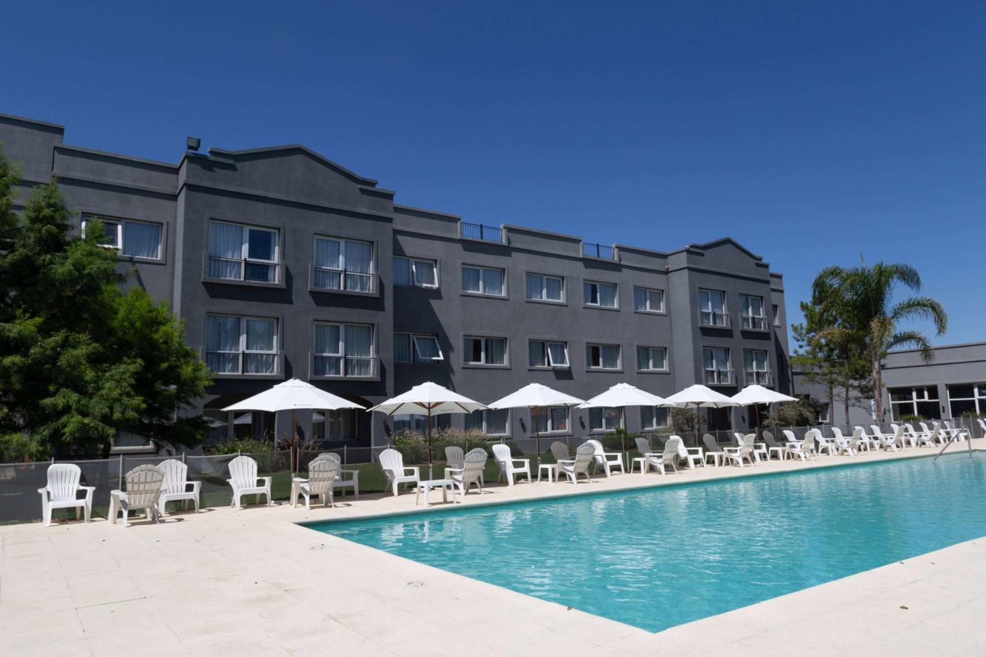 Howard Johnson Hotel & Resort Funes Exteriér fotografie